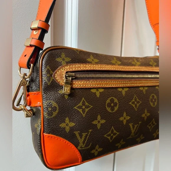 Louis Vuitton monogram 𝒻ℴ𝓇𝓂ℯ𝓇 clutch. - Picture 3 of 10